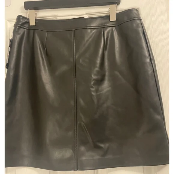 ๐บ๐ธKarl Lagerfeld Paris Black Faux Leather Skirt Size 12 ๐บ๐ธ - Picture 3 of 5